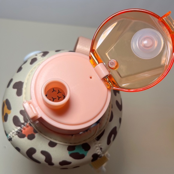 H2O Capsule Water Jug With Cheetah Print Sleeve and Strap Beige Color Scheme - Picture 3 of 8